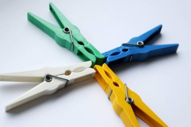 Beyaz zemin üzerinde çok renkli plastik mandallar