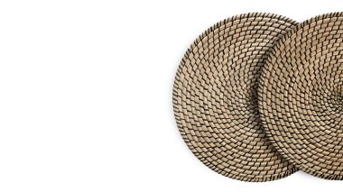 Beyaz yüzeyde iki yuvarlak sarmal bardak altlığı seti