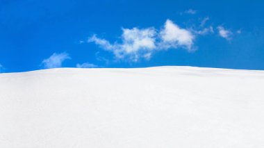 Karlı tepe ve mavi bulutlu arkaplan