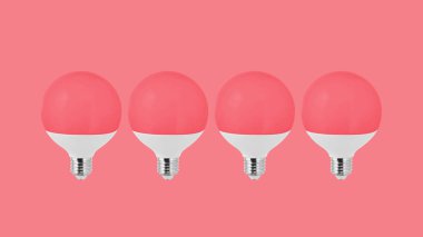 Pembe arkaplanda kırmızı küre ampulleri grubu
