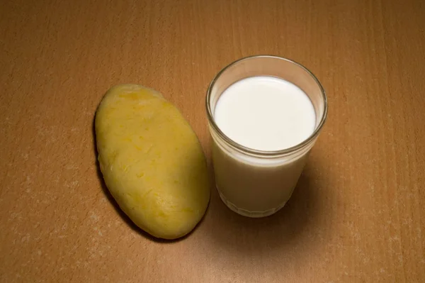 Das Shortbread Und Das Facettierte Glas Milch Nebenan Auf Dem — Stockfoto