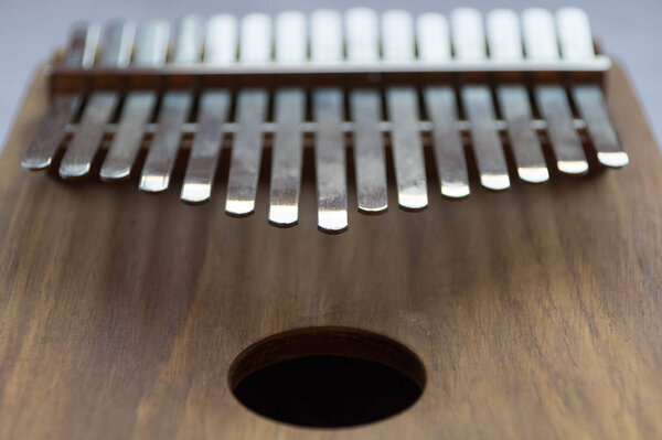 Металлические ключи деревянного народного африканского музыкального инструмента Калимба крупным планом
