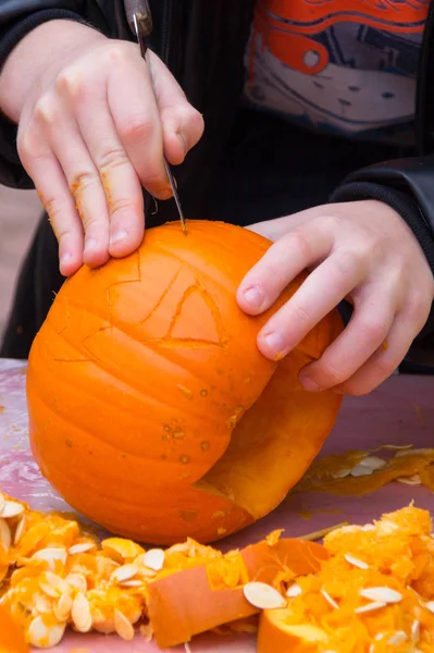 Cadılar Bayramı hazırlıkları: Balkabağından bir bıçakla balkabağı feneri kesmek
