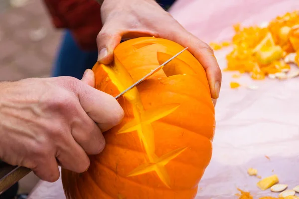 Bıçakla Cadılar Bayramı balkabağı, balkabağı feneri yapıyorum.