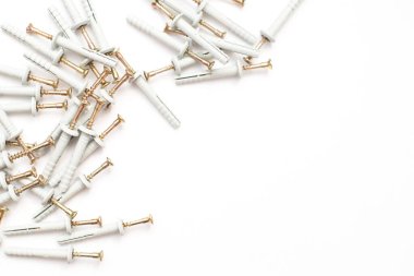 Beton, taş ve duvarlar için inşaat duvarları beyaz arka plana saçılmış..