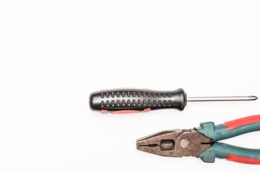 El kitabı, el yapımı alet pensesi ve tornavidayla beyaz arkaplan.