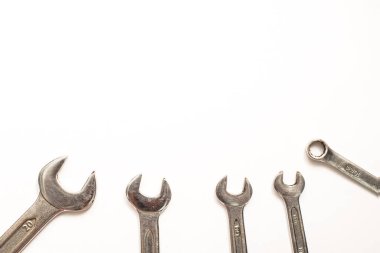 Krom spreyler, çerçeve altındaki metal fındıkları sökmek için anahtarlar. Boşluğu kopyala.