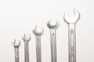 Çeşitli boyutlarda krom yayıcılar. Bir arabayı, bisikleti, motosikleti veya scooter 'ı tamir etmek ve teftiş etmek için anahtarName.