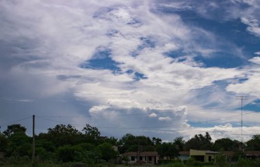 Bulutlu bir günde güzel bir manzara