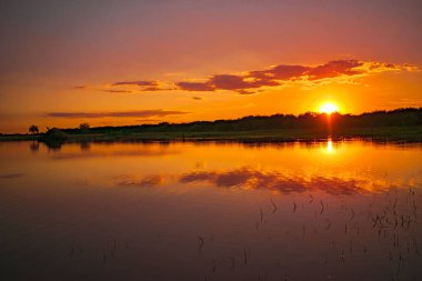 Gölün üzerinde gün batımı