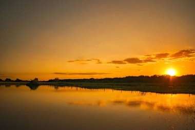 Nehirde güzel gün batımı yansımasıyla