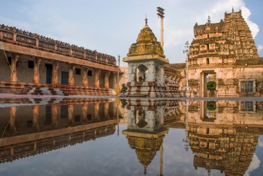 Hampi, Karnataka, Hindistan - 25 Eylül 2010: Vijayanagar İmparatorluğu 'nun antik başkenti Hampi' deki Virupaksha Tapınağı
