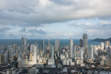 Balnear io Camboriu, Santa Catarina, Brezilya - 19 Kasım 2019: Balnear io Camboriu siluetinin havadan görünüşü, Güney Brezilya 'nın önemli bir turistik merkezi ve inşaat sektörü yatırımcıları için