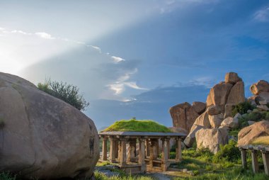 Hampi, Karnataka, Hindistan - 25 Eylül 2010: Hampi harabeleri, antik Vijayanagar imparatorluğu ve güzel doğası ve tapınakları