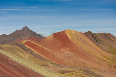 Vinicunca ya da Winikunka (ayrıca Montaa de Siete Colores, Montaa de Colores veya Rainbow Mountain olarak da bilinir), Peru 'da deniz seviyesinden 5,200 metre yükseklikte bir dağdır..