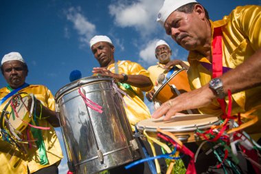 Gonalves, Minas Gerais, Brezilya - 19 Mart 2016: Davul çalan Brezilyalı erkekler, karnavalda Kralların Şenliği 'ni kutluyorlar 