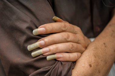 Sao Paulo, Brezilya - 16 Aralık 2015: Kocaman tırnakları olan Brezilyalı evsiz bir kadının eli