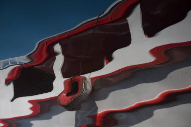 Amazon Nehri 'nin sularındaki dalgaların tekne yansıması.