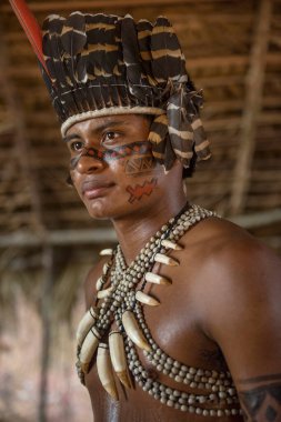 Manaus, Amazonas, Brezilya - 16 Ağustos 2016: Manaus yakınlarındaki bir turistik köy olan Dessana Köyünde yerli Brezilyalı