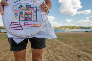 Ilha do Ferro, Pao de Acucar, Alagoas, Brezilya - 23 Haziran 2016: Iron Island veya Ilha do Ferro 'dan nakışçı So Francisco Nehri kıyısındaki plajda son çalışmalarını gösteriyor