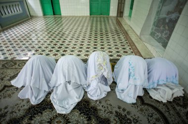 Georgetown, Penang, Malezya - 17 Şubat 2011: Camide namaz kılan Müslüman Malezyalı kadınlar