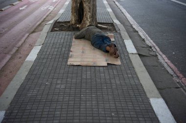 Sao Paulo, Brezilya - 18 Aralık 2015 Sao Paulo sokaklarında evsiz bir adam. 2019 yılında, Sao Paulo hükümeti şehir sokaklarında 25 binden fazla (20 binden fazla) insanın yaşadığını öngörüyor.
