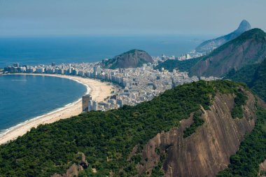 Önde Copacabana ve Atlantik Ormanı manzarası, Rio de Janeiro, Brezilya