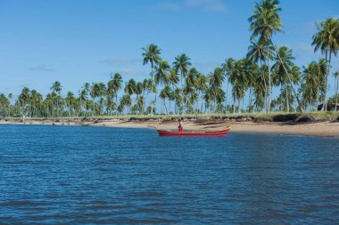 Mangue Seco, Bahia, Brezilya - 02 Temmuz 2016: Mangue Seco sahilinde çalışan balıkçılar