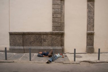 Rio de Janeiro, Brezilya - 19 Mart 2016: Rio şehir merkezindeki Candelaria sokaklarında uyuyan evsiz sarhoşlar. Rio hükümeti 2020 'de şehir sokaklarında 15.000 kişinin yaşadığını tahmin ediyor.