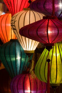 İpek Çin Fenerleri Hoi 'de indirimde. Bir sokak pazarı.