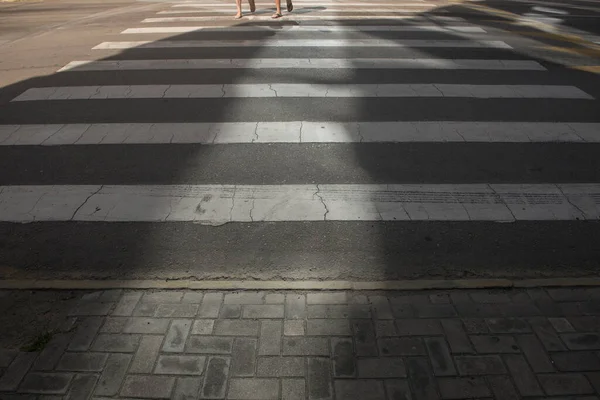 Itapema, Santa Catarina, Brezilya - 24 Kasım 2019: Meia Praia Sahili 'nde yaya geçidi ve kaldırım üzerinde gün ışığı. Kentsel / Ulaşım / Boşluk / Yayalar / Kararlar / Konseptler