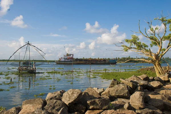 Fort Kochi Kerala Indien Oktober 2010 Fischereischiff Und Chinesisches Fischernetz — Stockfoto