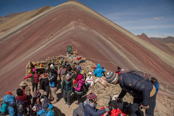 Vinicunca, Cusipata, Peru - Haziran 08, 2017: Yedi Renk Dağı 'nın zirvesine ulaşan turistler, veya Peru' nun en ünlü zirvelerinden biri olan Vinicunca Dağı,