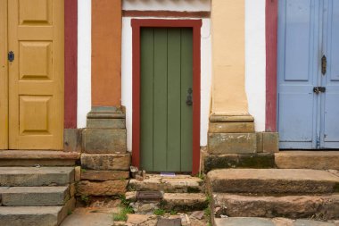 Tiradentes, Minas Gerais, Brezilya - 08 Mart 2016: Minas Gerais eyaletinin önemli tarihi bir kenti olan Tiradentes sokaklarında eski renkli koloni tarzı evler