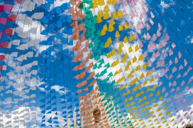 Barbalha, Cear, Brezilya - 3 Haziran 2016: Brezilya 'dan geleneksel bir halk festivali olan Festa Junina - Haziran festivali sırasında Tespih Kilisesi veya Igreja do Rosrio' yu süsleyen renkli flamalar