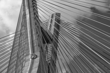 Sao Paulo, Brezilya - 14 Aralık 2015: Güney Amerika 'nın en büyük metropolü Sao Paulo' da kablo destekli köprü