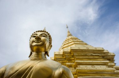Chiang Mai, Tayland - 18 Mayıs 2011: Wat Phra That Doi Suthep 'teki altın Buda heykelinin düşük açılı görüntüsü, Tayland' ın kuzeyinde yer alan Chiang Mai 'deki ünlü tapınak