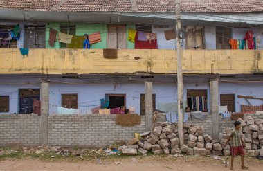 Madurai, Tamil Nadu, Hindistan - 22 Ekim 2010: Hindistan 'ın güneyindeki Madurai kenar mahalle köyü