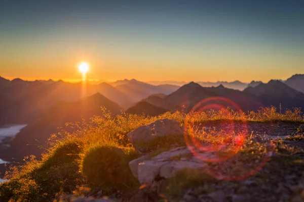 Stimmungsvoller Und Eindrucksvoller Sonnenuntergang Den Österreichischen Bergen — Stockfoto