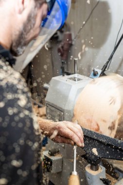 adam ahşap dönen Picture ahşap gömme keski ile çalışmak