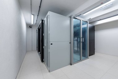 soğuk koridor çevreleme ve satır içinde soğutma birimleri bilgisayar veri merkezinin raf