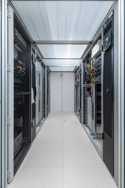 数据处理服务中心走廊环境控制 — 图库照片