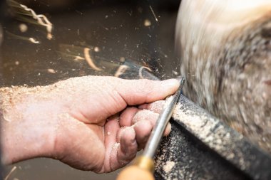 talaş talaşı parke Bowl sırasında keski ile uçan hareket 