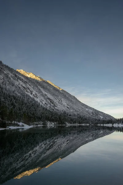 Spiegelung Der Verschneiten Berge Winterlichen Plansee Tirol — Stockfoto