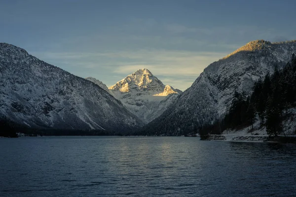 Lac Plansee Entre Montagnes Alpines Enneigées Hiver — Photo