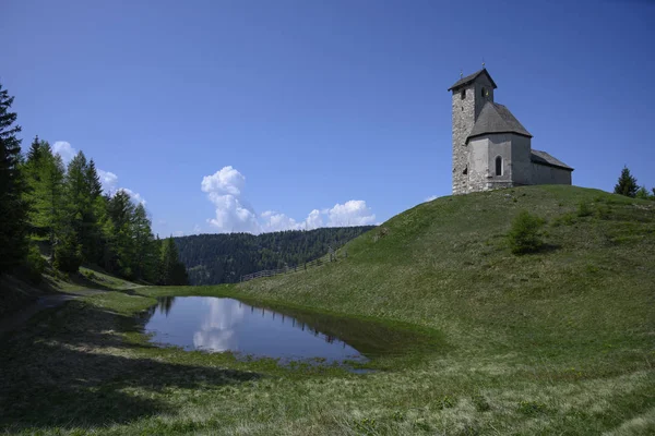 Idyllic Church Vigilius Hill Alpine Lake Sky Trees Italia — Stock Photo, Image