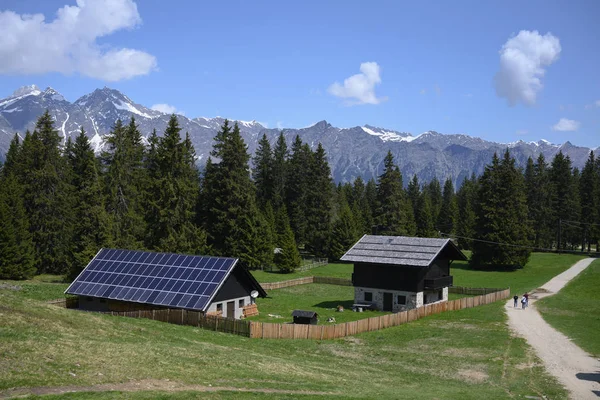 Casas Fotovoltaicas Sostenibles Los Alpes Montaña Bosque Con Cielo Azul — Foto de Stock