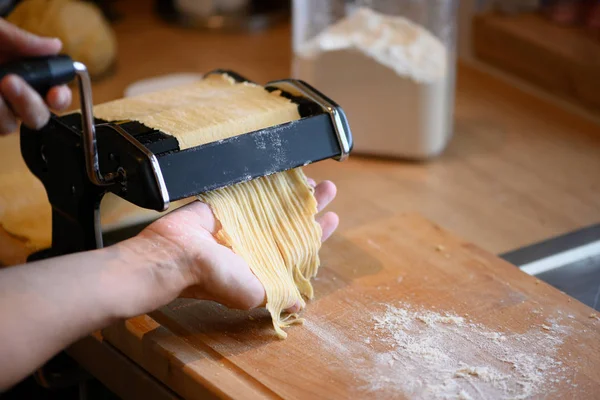 Handmatig Zelfgemaakte Noedels Pasta Met Machine Hout Meel — Stockfoto
