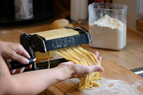 Zelfgemaakte Noedels Met Kleine Handmatige Machine Keuken Met Meel — Stockfoto