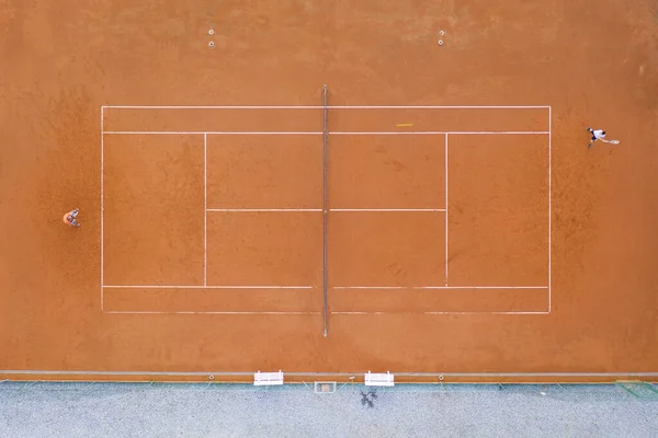 Üst Görünüm Iki Oyuncunun Tenis Oynadığı Turuncu Kil Sahaya — Stok fotoğraf